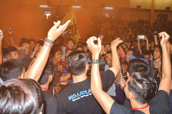 Fasha terlihat akrab bersama para suporter dari peserta turnamen futsal.